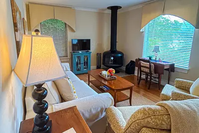 Image de Tranquil Lake Junaluska cottage: serene views, modern comforts, adventure