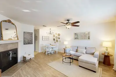 Image de Spacious townhome with fenced yard, large patio, close to everything