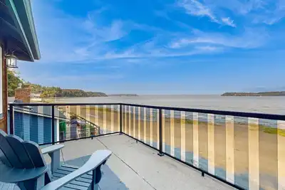 Image de Stunning waterfront townhouse with private deck, full kitchen & water views