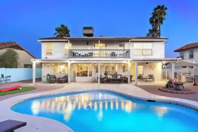 Image de Fun-filled, modern home with game room, heated pool, hot tub, grill