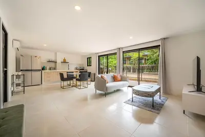 Image de Modern home with large balcony, WiFI, and private washer/dryer