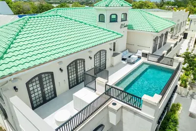 Image de Ph2 - Luxury Oceanview 2br Penthouse w/Rooftop Pool directly opp. Worthing Beach