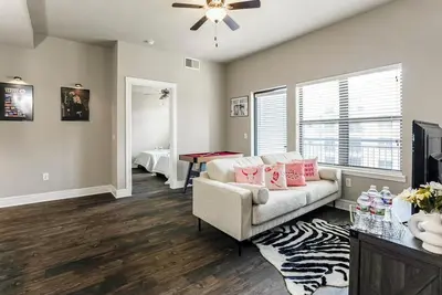 Image de Luxe 2-bedroom apartment in Dfw with WiFi, Ac, fitness room, & Heated Pool