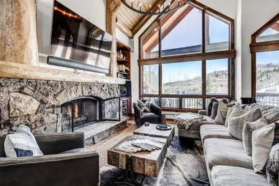 Image de Ski-in/Ski-out Luxe Lofted Condo in Bachelor Gulch