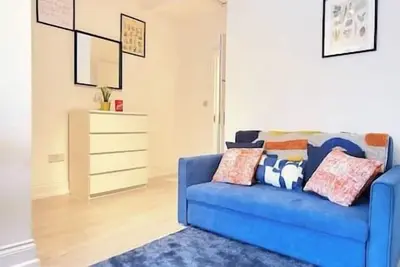 Image de 25min to Centre | Free Parking | Sleeps 6 | W/D