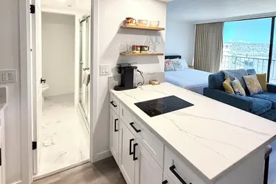Image de Newly Renovated, Modern, Stylish, Waikiki Condo with Free Parking