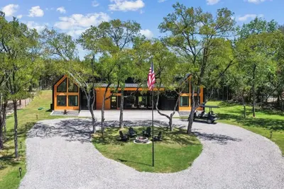 Image de Welcome to The Yellowpine Retreat – Your Luxury Lakefront Retreat Lake Texoma\n\n