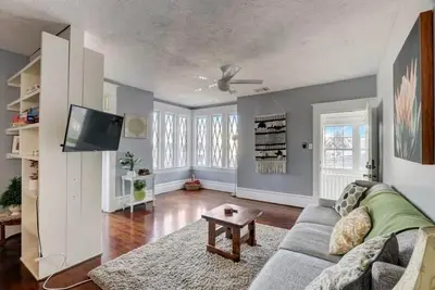 Image de Montrose 1-Br Apartment w/ Loft - Historic 4plex