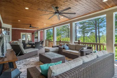 Image de The Ouachita Hideaway - Pool! ! - Entertaining deck! - 2 living areas - Ping Pong