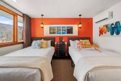 Image de Vibrant & Cozy Getaway with Artistic Touches and Modern Comforts