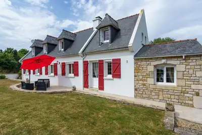 Image de Les Volets Rouges by Interhome