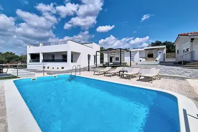 Ria with heated pool by Interhome
