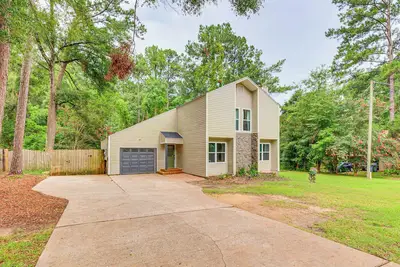 Image de Daphne Home w/ Deck: Close to Beaches & Parks!