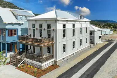 Image de Whitewater Estate! The Grand South Main Residence!