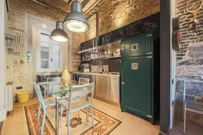 Image de Chic 2-Bedroom Urban Loft in Florence's San Niccolò Neighborhood