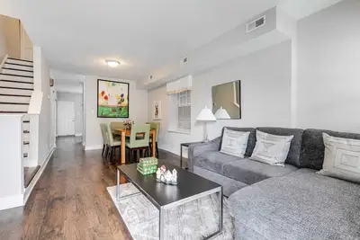 Image de Carytown Home/Free Parking/Fenced Yard/Family-Friendly/4TVs