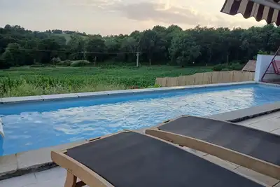 Image de Maison de campagne avec deux chats et piscine