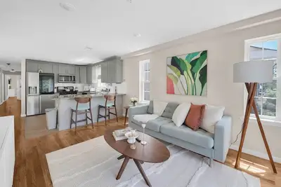 Luxurious 3br/2bth w/ Free Parking & Quick Nyc Access