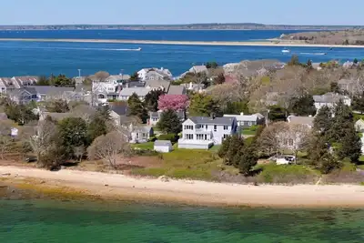 Image de Gorgeous waterfront home with private beach  just 50 miles from Boston!