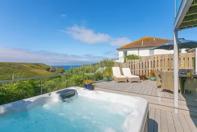 Image de Verity, pet friendly, country holiday cottage, with pool in Mullion