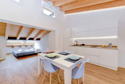Image de Charm Lakefront Penthouse Mgh