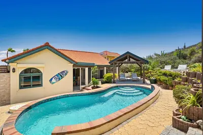 Image de 5br villa! Private Pool! 3 min to Beach!