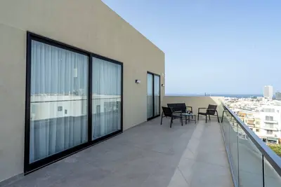 Image de Bright and Spacious 2 Bedroom Penthouse