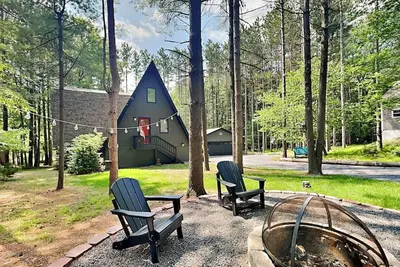 Image de Coopers Landing | Fire Pit + Hot Tub & Game Room!