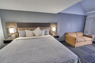 Charming 2-bedroom hotel suites with Gym, Wifi Breakfast in delightful Falmouth