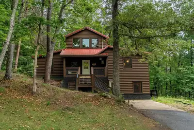 Image de *Fun 2bd Cabin w/ Games! Hot Tub + Fire Pit! *