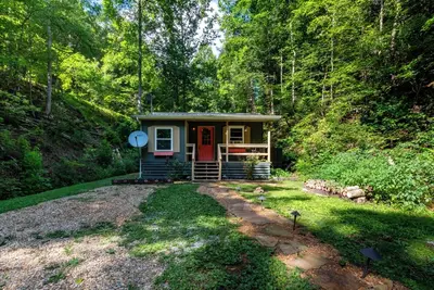 Image de Romantic 1bd Cabin w\/ Fire Pit + Hot Tub + Fireplace