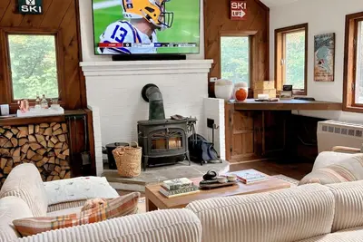 Image de 5 Min to Lodges & Town; Arcade & Ping Pong Table; Hot Tub; Renovated