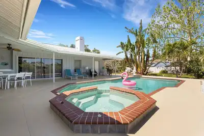 Image de Private pool/spa, and enough space for the whole family including your dogs!