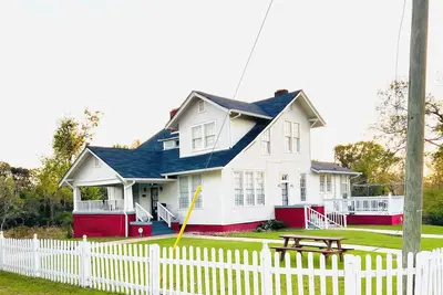 Image de Relax & Unwind in a Spacious Historic Home with Porch, Patio, & Sunroom