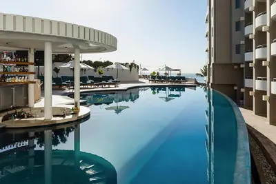 Image de Ocean side 2 Bedroom Suite with balcony located in the heart of Cabo San Lucas! !