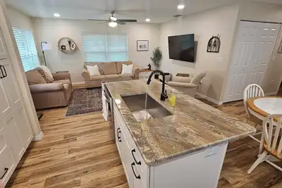 Image de Charming County Cottage - 5 Star Rated on Leading Vacation Rental Platform!