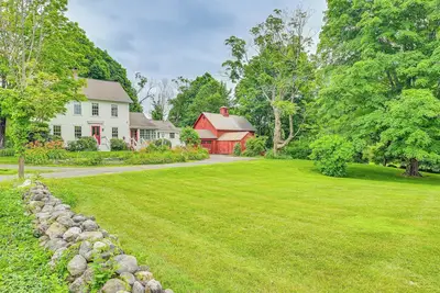 Image de Historic Farmhouse Near Mountains & Colleges!