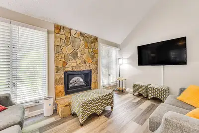 Image de Pet-Friendly Charlotte Home w/ Deck Near Uptown!