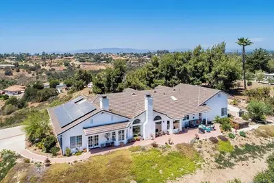 Image de Hilltop Estate with 4 King Bedrooms and incredible sunrise and sunset views.