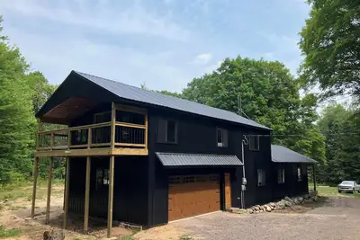 Image de Large luxury cabin way back in the woods on Orv trail