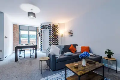 Stylish Apt, Pool Table, Sleep 6, Central Location