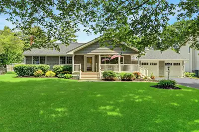 Image de Enjoy the Serenity of Wine Country on Long Island's North Fork! ! !