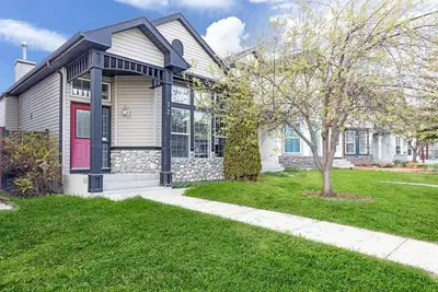 Image de 12 Spacious Home w/ A/C, Crib, Garage, By Airport