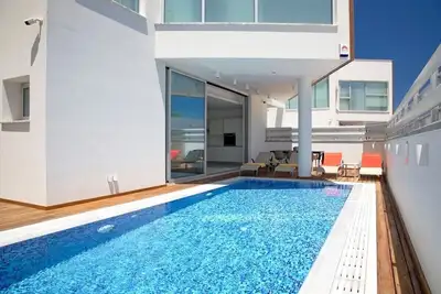 Image de Luxurious 3bdr Beachfront Villa in Ayia Triada