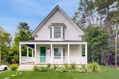 Image de Charming Camden Retreat with Front Porch, Deck and Wifi