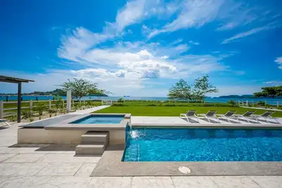 Image de Spacious waterfront condo with shared pool, balcony, and washer/dryer