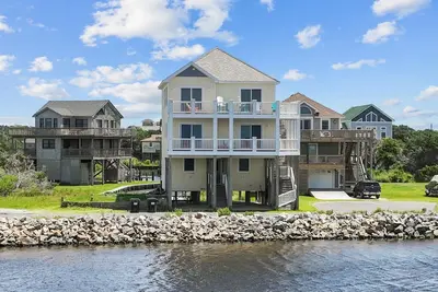 Image de Waterfront home with boat dock, shared pool, & balcony with ocean view