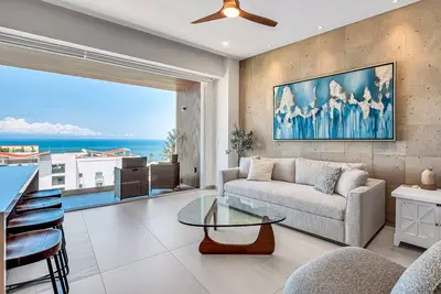 Image de Modern waterfront condo with shared pool, balcony, and washer/dryer