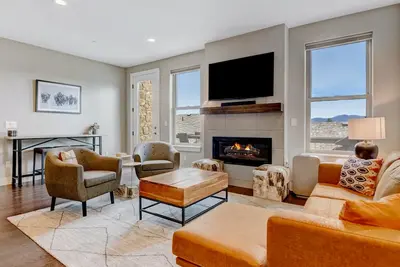 Image de Modern townhome w/ private hot tub, mountain views, outdoor space