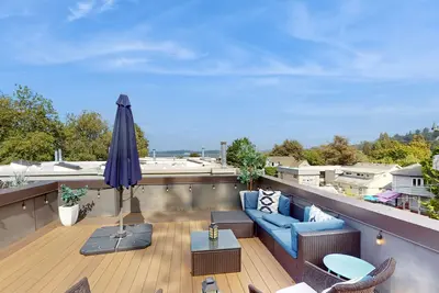 Image de Amazing rooftop deck views of the sound, gas grill, and W/D
